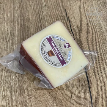 Vörösbor seprőben érlelt tehénsajt (Sándor Tamás) 200-250g